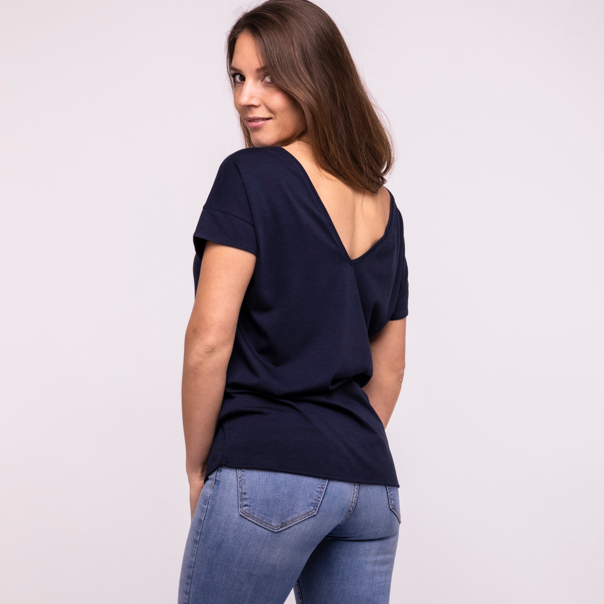 Praxisshirt in Praxisblau, getragen