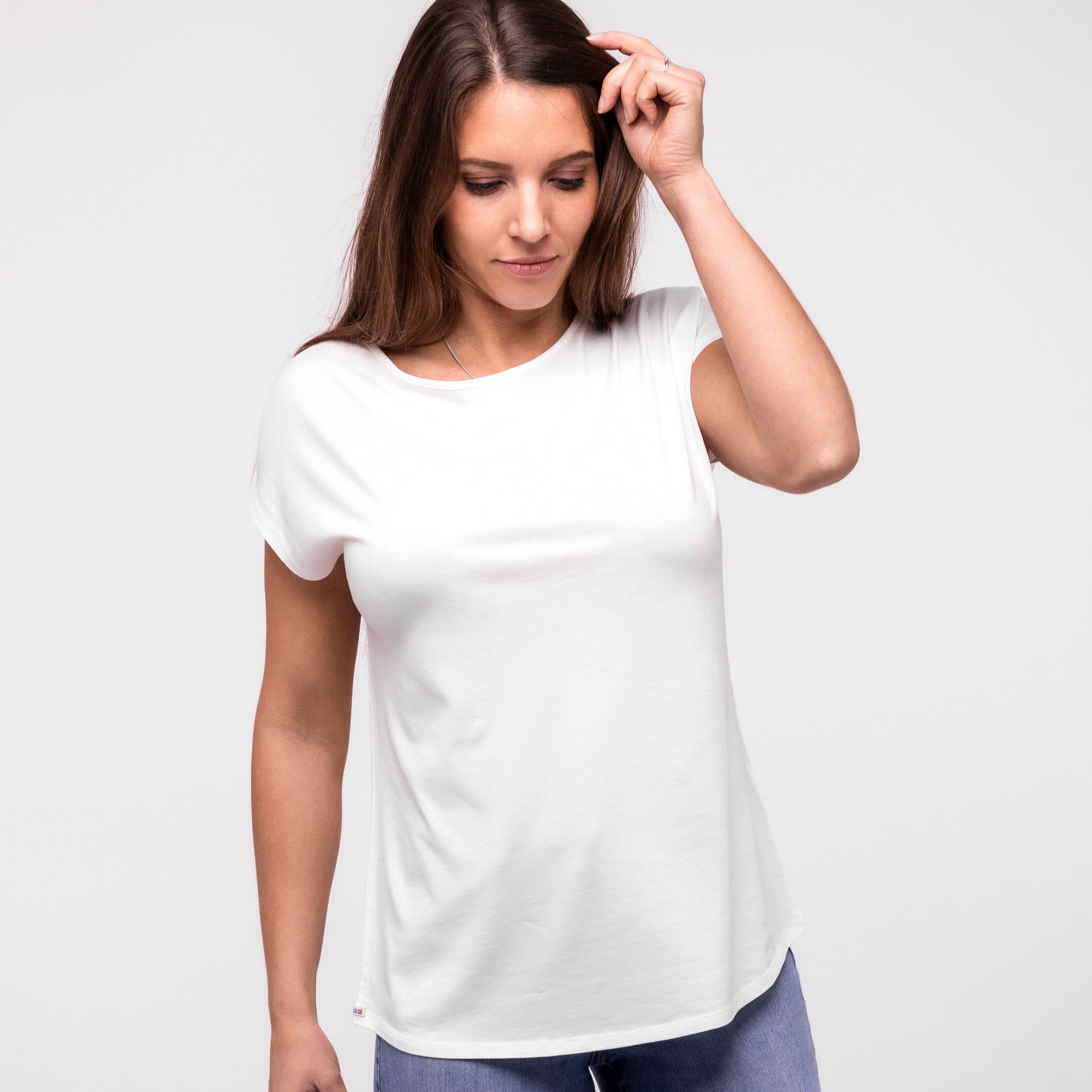 Medizinische Fachangestellte in einem naturweißen Praxisshirt